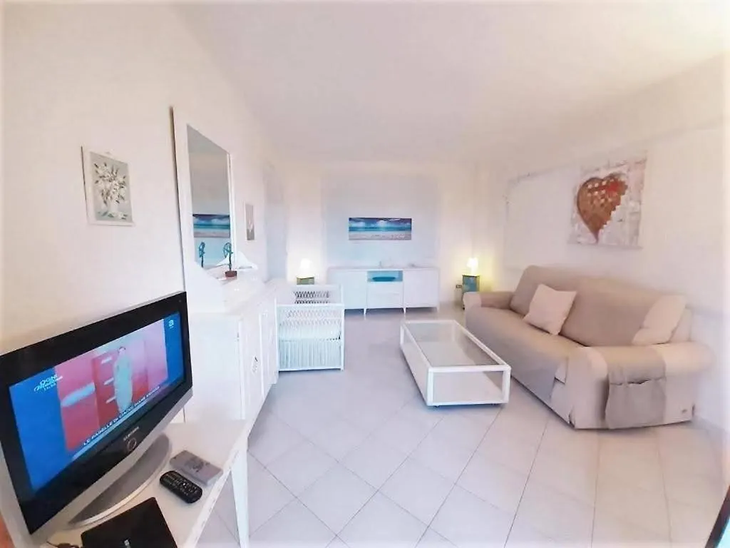 Residenze Golfo Di Marinella Lägenhet